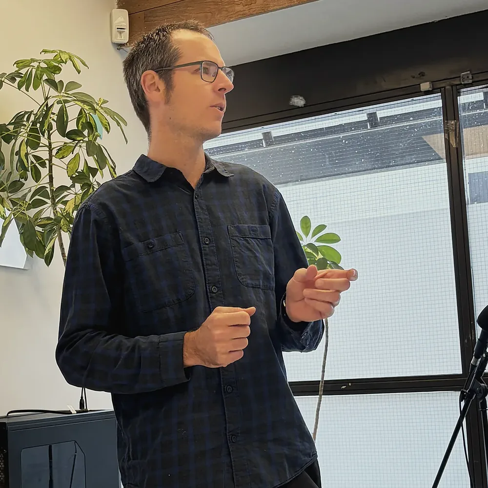 Jeremy Hessing-Lewis leading an on-site training session