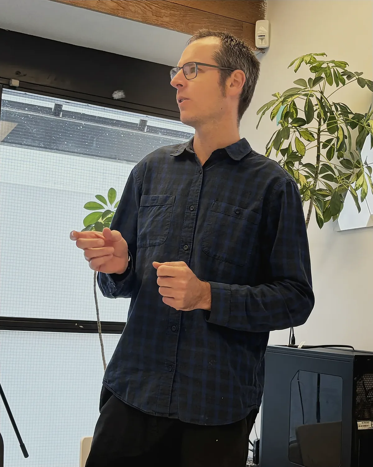 Jeremy Hessing-Lewis leading an on-site training session